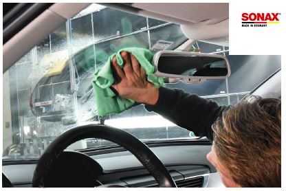 Nettoyage des vitres et des miroirs de l'interieur d'une voiture